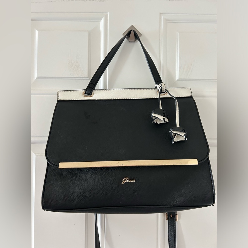 5/$25 GUESS black and white vegan leather purse with gold and flower det… - Picture 5 of 12